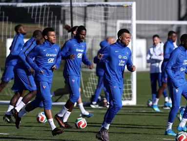 Pemain Timnas Prancis, Desire Doue, Marcus Thuram, Kylian Mbappe, Ousmane Dembele, Lucas Digne dan Rayan Cherki (kiri ke kanan) saat mengikuti sesi latihan di pusat pelatihan New England Revolution di Foxborough, Massachusetts, pada 25 Maret 202. Jelang perhelatan Piala Dunia 2026, Timnas Prancis bertemu Brasil di Stadion Gillette, Foxboro, Amerika Serikat. (Franck FIFE/AFP)