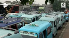 Puluhan sopir angkot menggelar demonstrasi terkait adanya trayek Transjakarta Pulo Gadung - Pondok Gede.