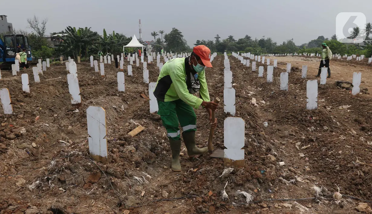 Petugas melakukan perawatan makam jenazah protokol Covid-19 di TPU Srengseng Sawah Dua, Jakarta, Kamis (18/3/2021). Dinkes DKI Jakarta mencatat penambahan kasus kematian akibat Covid-19 pada Maret 2021 berada diatas 40 atau meningkat dari 1,6 menjadi 1,7 persen. (Liputan6.com/Helmi Fithriansyah)