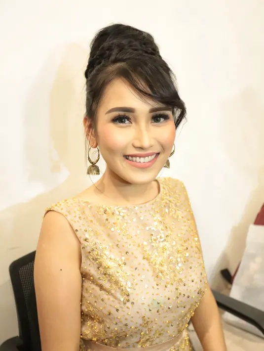 Usai menggelar konser Kamu Kamu Kamu, Ayu Ting Ting sedikit sewot ketika kembali ditanya terkait pendamping. Ibu satu anak itu mengaku bosan terkait pertanyaan tersebut. Seperti diketahui, beberapa pria dikaitkan dengan Ayu. (Adrian Putra/Bintang.com)