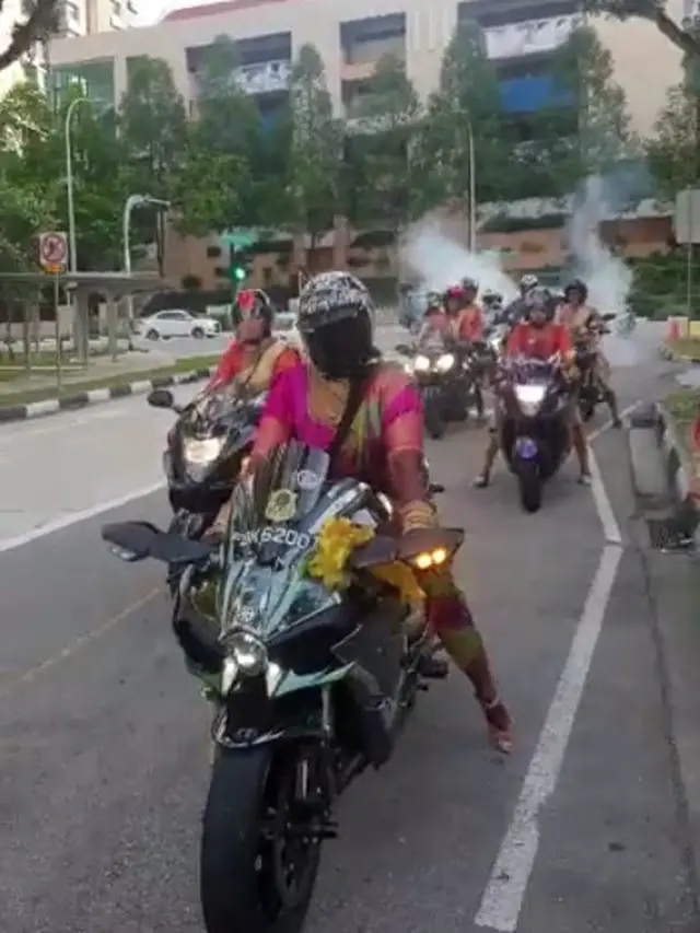 Antimainstream, Pengantin Wanita Ini Pimpin Konvoi Pernikahannya Naik Moge