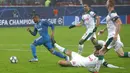 Gelandang Juventus, Douglas Costa, berusaha melewati pemain Lokomotiv Moscow pada laga Liga Champions di RZD Arena, Rabu (6/11). Lokomotiv Moscow takluk 1-2 dari Juventus. (AP/Alexander Zemlianichenko)