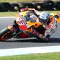 Aksi pembalap Repsol Honda, Marc Marquez pada latihan bebas pertama (FP1) MotoGP Australia 2017 di Sirkuit Phillip Island, Jumat (20/10/2017). (Twitter/Crash)