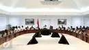  Suasana rapat terbatas di Kantor Presiden Komplek Istana Kepresidenan, Jakarta, Selasa (1/11). Rapat terbatas tersebut membahas perkembangan pembangunan proyek listrik 35.000 MW. (Liputan6.com/Faizal Fanani)
