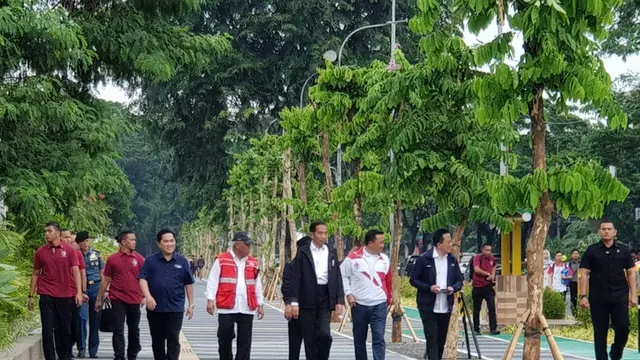 Presiden Joko Widodo (Jokowi) didampingi Menteri Pekerjaan Umum dan Perumahan Rakyat (PUPR) Basuki Hadimuljono meninjau kesiapan Kompleks Olahraga Gelora Bung Karno (GBK) Senayan. (Dok PUPR)