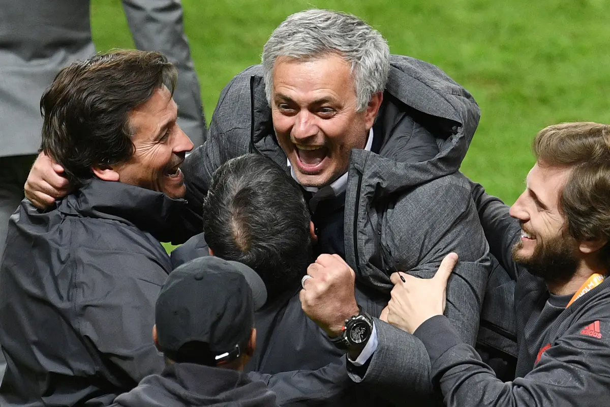 Pelatih Manchester United (MU), Jose Mourinho, rayakan kemenangan final Liga Europa bersama staf. MU memenangkan tiga gelar pada musim ini. 