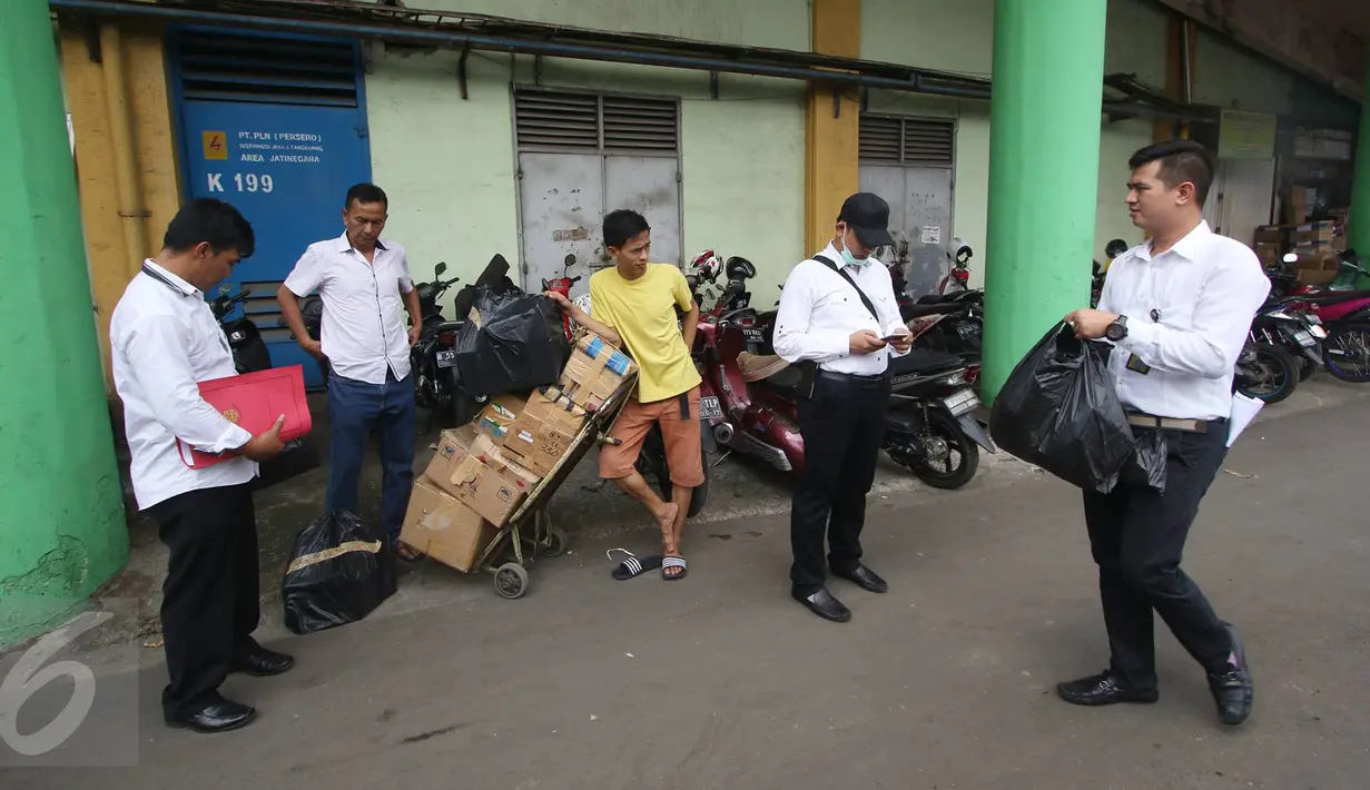 Petugas BPOM bersama Polda Metro Jaya membawa hasil sitaan apotek di Pasar Pramuka, Jakarta Timur, Rabu (7/9). ). Saat razia petugas meminta ditunjukkan surat izin beroperasi dan daftar obat-obat yang dijual. (Liputan6.com/Immanuel Antonius)