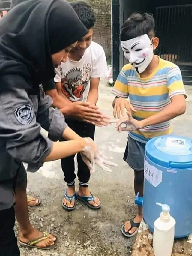 6 Potret Nyeleneh Cara Orang Jalankan Protokol Kesehatan