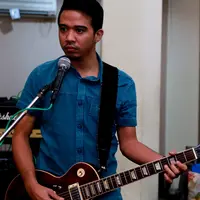 Roby Geisha menjelaskan beberapa lagu yang akan dibawakan secara medley yaitu  Selalu Salah, Lumpuhkan, Pergi Saja dan Setengah Hati Tertinggal. (Wimbarsana K/Bintang.com)