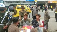 Razia protokol kesehatan untuk menekan penyebaran Covid-19 di Pekanbaru. (Liputan6.com/M Syukur)