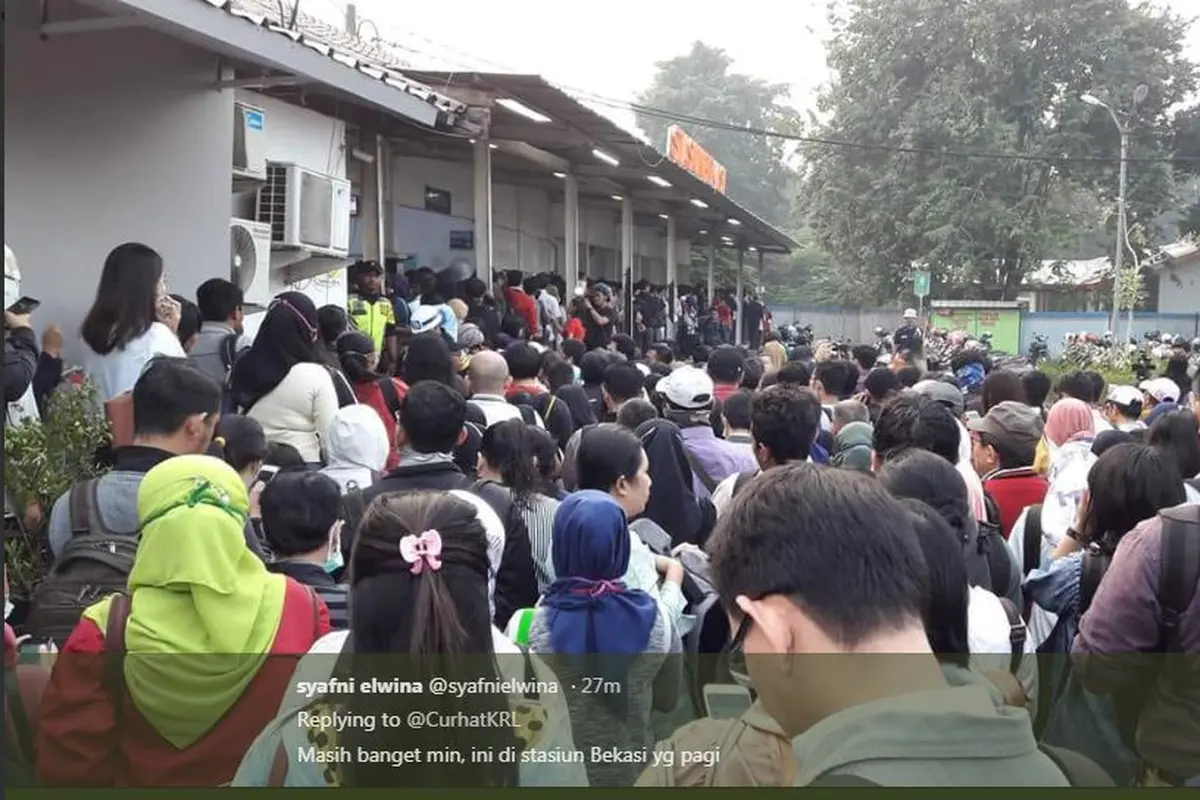 Kepadatan antrean penumpang di Stasiun Bekasi (Twitter @@syafnielwina)