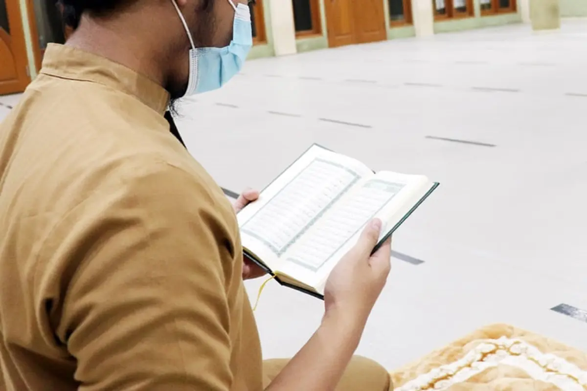 Ilustrasi Membaca Surah Yasin di Malam Nisfu Syaban