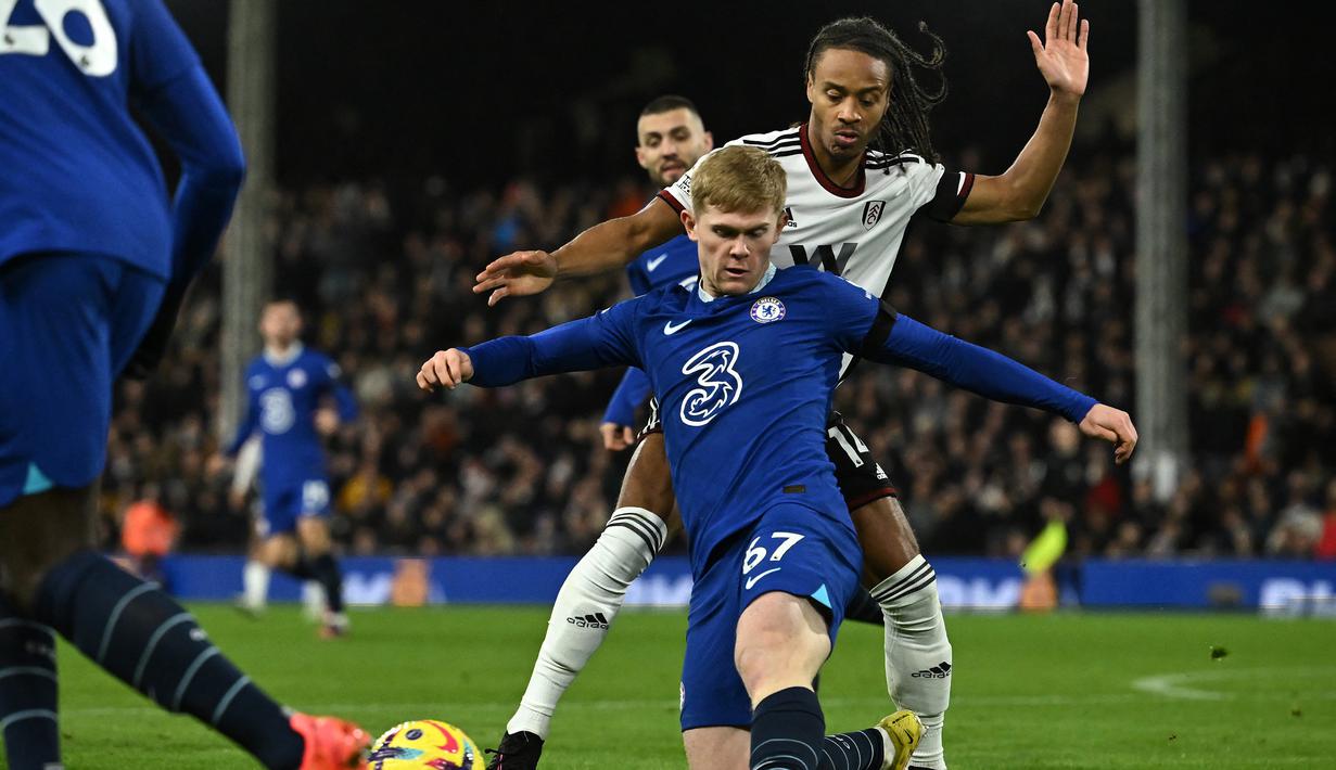 Laga baru berjalan tiga menit, Chelsea sudah memiliki peluang lewat Lewis Hall. Tembakannya masih mengarah tepat ke pelukan penjaga gawang Fulham, Bernd Leno. (AFP/Ben Stansall)