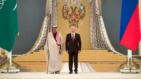  Presiden Rusia, Vladimir Putin dan Raja Arab Saudi Salman bin Abdulaziz Al Saud mendengarkan lagu kebangsaan di Kremlin, Moskow, Rusia (5/10). Raja Salman tercatat sebagai raja Saudi pertama yang menjejakkan kaki ke Rusia. (AP Photo/Pavel Golovkin)