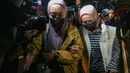 Istri Bupati Pemalang Anom Widiyantoro, Noor Faizah Maenofie dikawal penyidik KPK saat tiba di Gedung Merah Putih KPK, Jakarta, Rabu (29/7/2026). (KLY/ Arie Basuki)