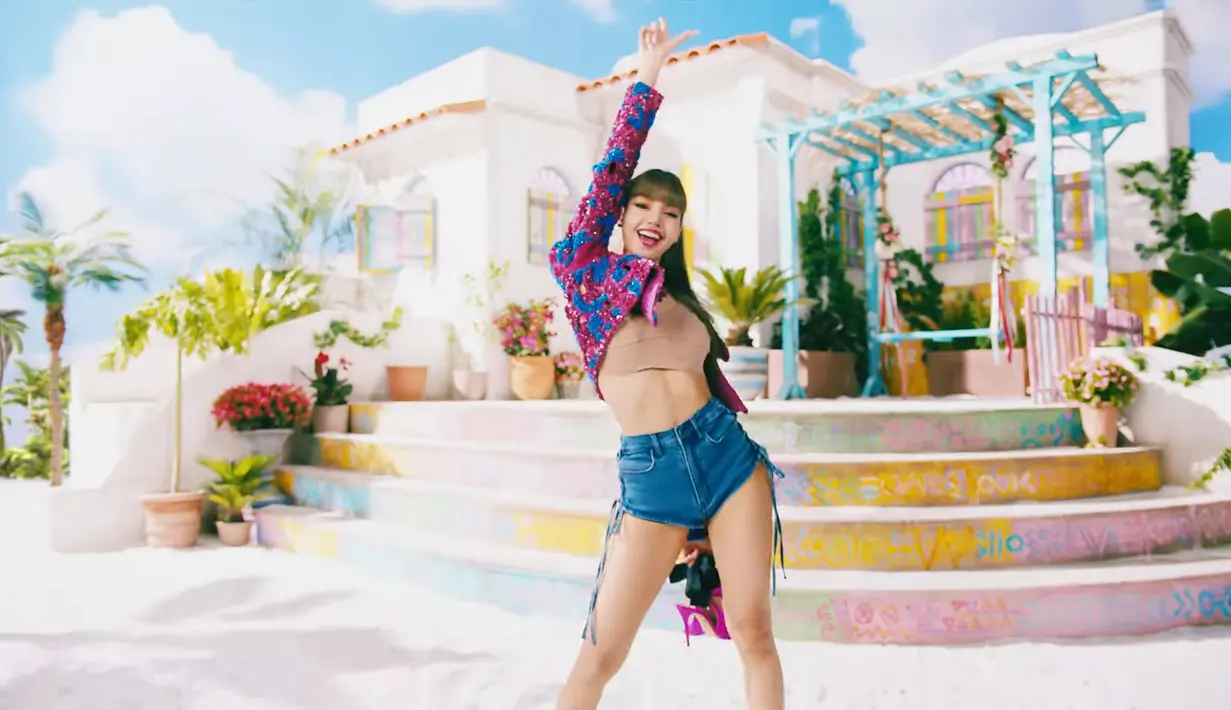 Tak hanya maskulin, sisi feminin Lisa juga bisa dilihat dengan warna-warni yang ia tampilkan. (YouTube BLACKPINK)