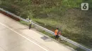 Aktivitas pekerja proyek jalan tol Depok-Antasari seksi II (Brigif-Sawangan), Depok, Jawa Barat, Rabu (24/6/2020). Jalan tol sepanjang 6,30 kilometer yang menjadi bagian dari jalan tol Depok-Antasari tersebut akan segera beroperasi pada Juni-Juli tahun ini. (Liputan6.com/Immanuel Antonius)