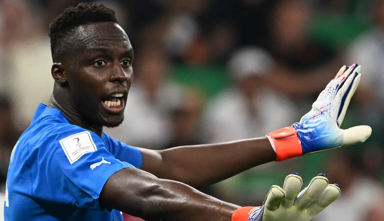 Edouard Mendy menjadi andalan di bawah mistar gawang Chelsea dan juga Timnas Senegal. Di level timnas, Mendy tentu saja sudah berpengalaman dan menjadi andalan. Saat ini ia berusia 30 tahun dan telah menjalani debut bersama Timnas Senegal pada November 2018. (AFP/Ozan Kose)