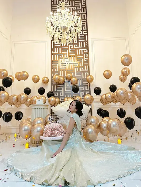 Dekorasi pesta ulang tahun Beby tampak elegan dengan dipenuhi dekoratif balon warna hitam dan emas metalik.  [@bebytsabina]
