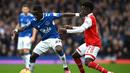 Gelandang Everton, Idrissa Gueye (kiri) menguasai bola dibayangi gelandang Arsenal, Bukayo Saka pada laga Liga Inggris 2022/2023 di Goodison Park, Liverpool (4/2/2023). Idrissa Gueye kembali ke Everton setelah tiga musim membela PSG. Karena telah mengenakan nomor punggung 27 bersama PSG, ia kembali meneruskan menggunakan nomor tersebut di periode keduanya bersama Everton. (AFP/Paul Ellis)