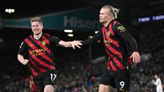 Erling Haaland semakin tak terbendung bersama Manchester City. Dua golnya ke gawang Leeds United mengukuhkannya sebagai pencetak gol terbanyak sementara di Liga Inggris musim 2022/2023. Pemain berkebangsaan Norwegia itu tercatat telah mencetak 18 gol dan 3 assist dalam 13 laga. (AFP/Oli Scarff)