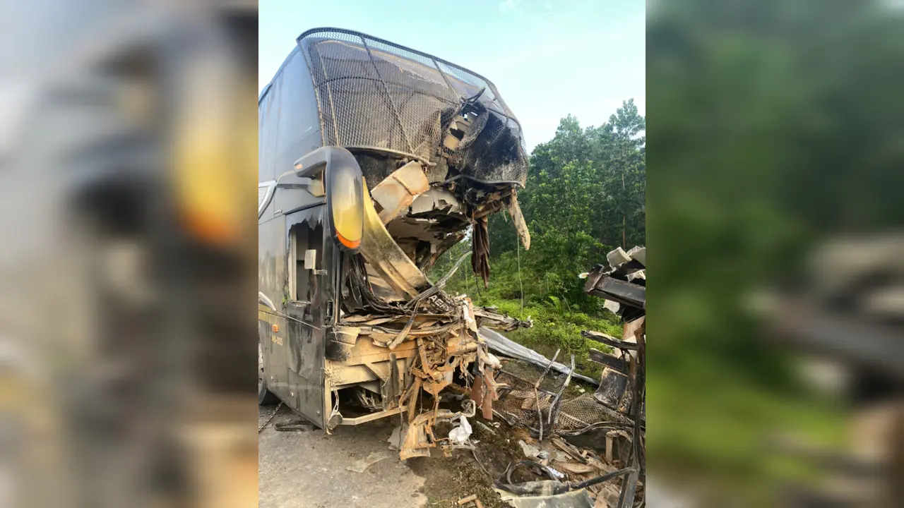 Penampakan akibat kecelakaan bus penumpang di Tol Pekanbaru-Dumai yang menyebabkan belasan penumpang terluka.