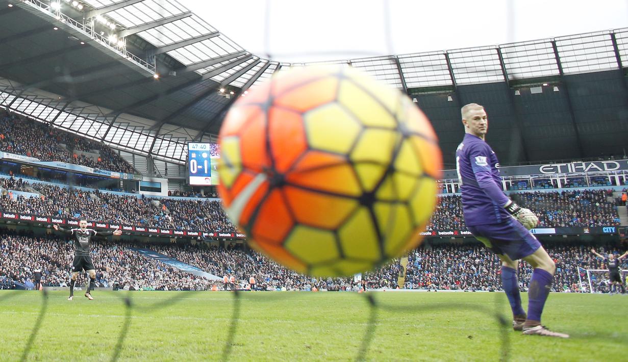 Kiper Manchester City, Joe Hart, hanya bisa melihat bola yang masuk ke gawangnya hasil tendangan pemain Leicester City, Riyad Mahrez, dalam lanjutan Liga Inggris di Stadion Etihad, Manchester, Sabtu (6/2/2016) malam WIB. (AFP/Adrian Dennis)