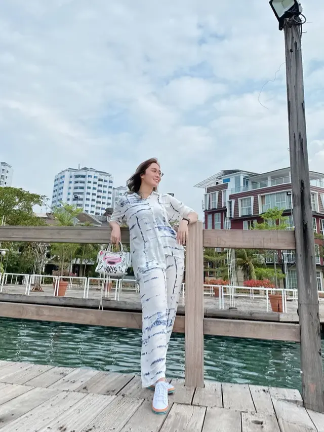 Potret Gaya Oza Kioza Pakai Baju Tie Dye, Stylish Banget. (Sumber: Instagram/ozakiozaduoserigala)