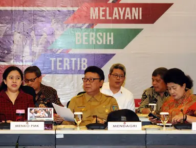 Menko PMK, Puan Maharani (kedua kiri) saat memimpin rakor tingkat menteri di kantor Kemenko PMK, Jakarta, Senin (20/2). Rapat membahas persiapan pelaksanaan Asian Games 2018 di Jakarta dan Palembang. (Liputan6.com/Helmi Fithriansyah)