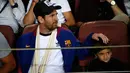 Megabintang Barcelona, Lionel Messi bersama putranya menyaksikan rekan-rekannya menghadapi Inter Milan dalam laga ketiga Grup B Liga Champions di Camp Nou, Rabu (24/10). Messi mengalami cedera sehingga harus absen dalam pertandingan. (AP/Emilio Morenatti)