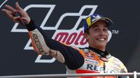 Pebalap Repsol Honda, Marc Marquez, usai beraksi di MotoGP Italia 2019 di Sirkuit Mugello, Minggu (2/6). Petrucci berhasil menuntaskan balapan 23 lap dengan catatan waktu 41 menit 33,794 detik. (AP/Antonio Calanni)