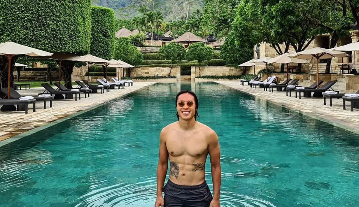 Saat tidak di lapangan hijau, Arthur Irawan menghabiskan waktu santainya dengan berenang. Arthur tetap menjaga kondisi agar tetap fit dan prima dengan cara berenang. Kondisi tubuh Arthur pun bisa terjaga dengan baik. (Liputan6.com/IG/@arthurirawan)