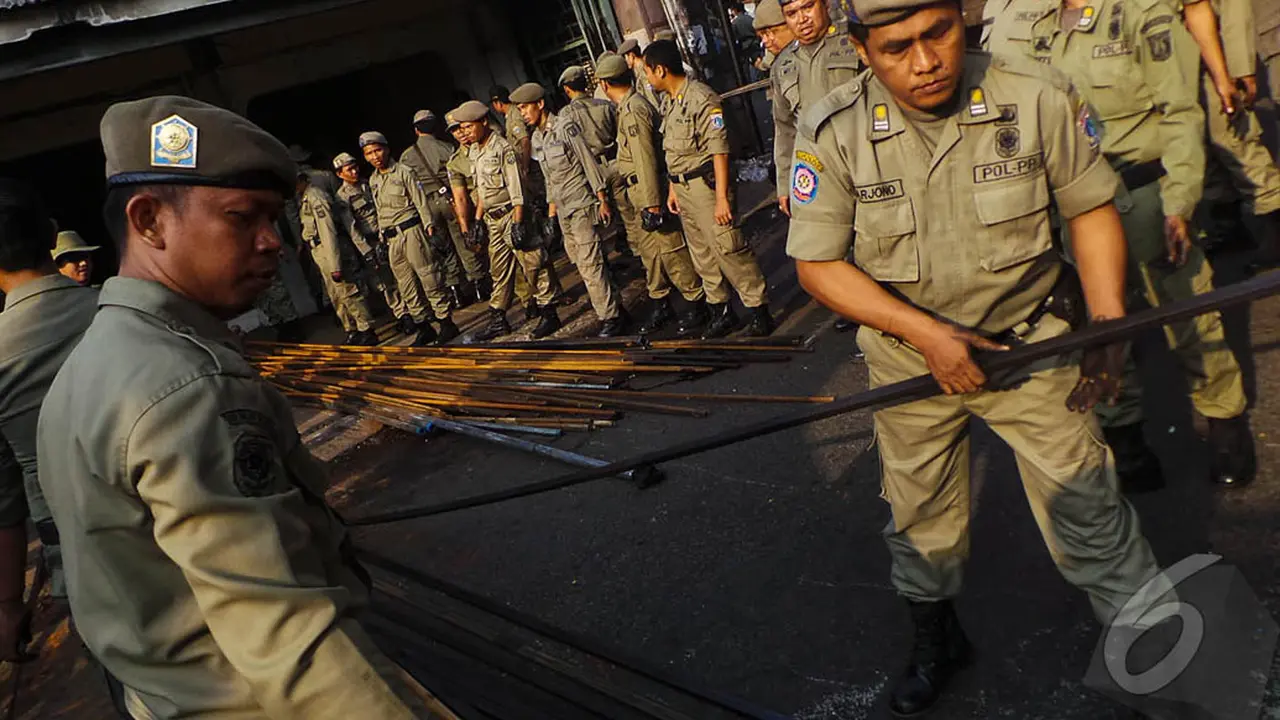Ratusan Satpol PP Bongkar 13 Ruko di Kali Ciliwung