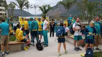 Atlet-atlet Australia dievakuasi ke luar gedung setelah terjadi kebakaran di Kampung Atlet Olimpiade Rio de Janeiro, Sabtu (30/7/2016) WIB. (Bola.com/Twitter/AUS Olympic Team)