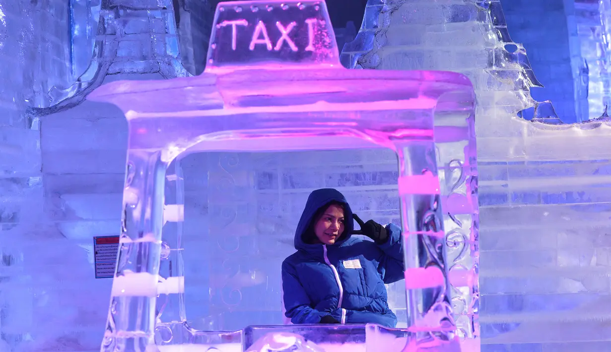 Seorang wisatawan mengunjungi Frost Magical Ice of Siam di Provinsi Chon Buri, Thailand, pada 1 Desember 2020. Suhu di Frost Magical Ice of Siam, yang mencakup area seluas 30.000 meter persegi, dijaga pada angka minus 10 derajat Celsius. (Xinhua/Rachen Sageamsak)