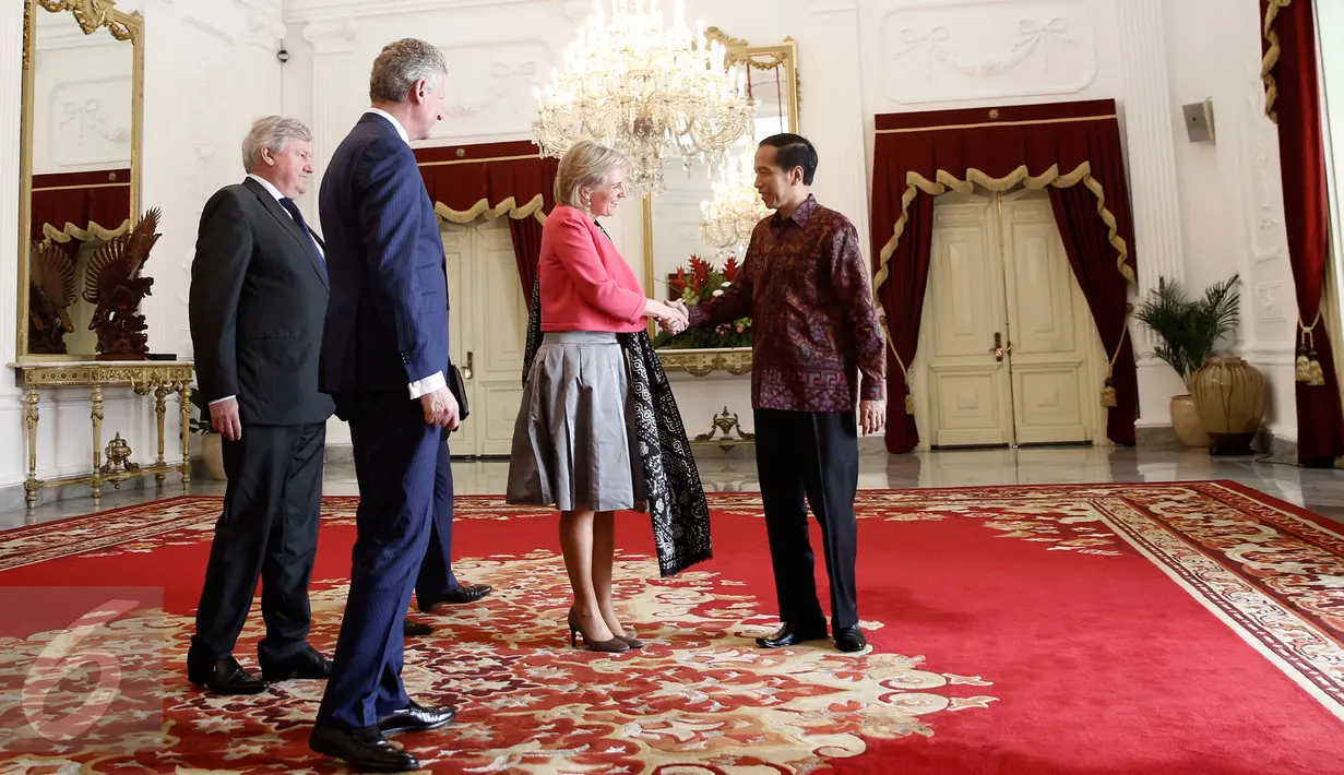 Presiden Jokowi (kanan) berjabat tangan dengan Putri Astrid dari Kerajaan Belgia di Istana Merdeka, Jakarta, Selasa (15/3). Setelah penyambutan, Jokowi langsung melakukan pertemuan tertutup dengan Putri Belgia. (Liputan6.com/Faizal Fanani)