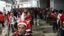 Suasana pendukung Tim Nasional Indonesia saat di stadion Pakansari, Bogor, Rabu (14/12). Walau hujan, pendukung tetap datang untuk menyaksikan Tim Nasional Indonesia bertanding melawan Thailan di Babak Final Piala AFF 2016. (Liputan6.com/Johan Tallo)