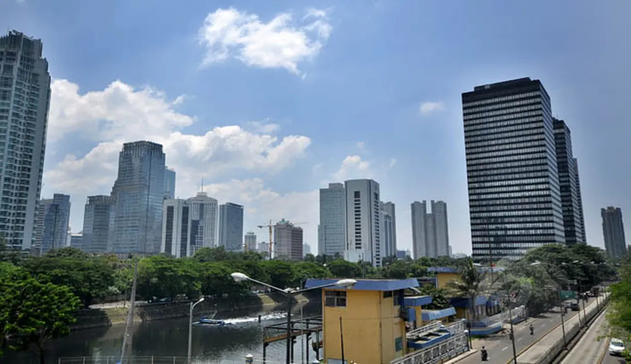 Suasana gedung bertingkat yang terlihat dari kawasan Kuningan, Jakarta, Minggu (22/2/2015). Pemprov DKI Jakarta menargetkan perolehan Pajak Bumi dan Bangunan (PBB) tahun 2015 sebesar Rp 8 triliun. (Liputan6.com/Faizal Fanani)