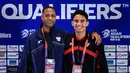 <p>Pelatih Timnas Indonesia, Patrick Kluivert (kiri) berfoto bersama dengan Marselino Ferdinan setelah konferensi pers menjelang laga putaran ketiga Grup C Kualifikasi Piala Dunia 2026 di Stadion Utama Gelora Bung Karno (SUGBK), Senayan, Jakarta, Senin (24/03/2025). (Bola.com/Bagaskara Lazuardi)</p>