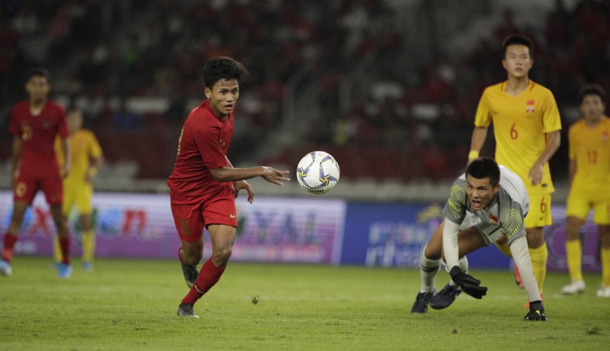Gelandang Timnas Indonesia U-16, Aditya Daffa, mengontrol bola saat melawan China pada Kualifikasi Piala AFC U-16 2020 di SUGBK, Jakarta, Minggu (22/9). Kedua negara bermain imbang 0-0. (Bola.com/Vitalis Yogi Trisna)