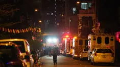 Petugas pemadam kebakaran dan polisi menyelidiki lokasi kebakaran di Hong Kong, China selatan (15/11/2020). Sebanyak tujuh orang tewas dan lebih dari 10 lainnya terluka setelah kebakaran melalap sebuah gedung apartemen di Hong Kong pada Minggu (15/11) malam, menurut kepolisian. (Xinhua/Lui Siu Wai)