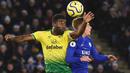 Gelandang Norwich, Alexander Tettey, duel udara dengan gelandang Leicester, Harvey Barnes, pada laga Premier League di Stadion King Power, Leicester, Sabtu (14/12). Kedua klub bermain imbang 1-1. (AFP/Oli Scarff)