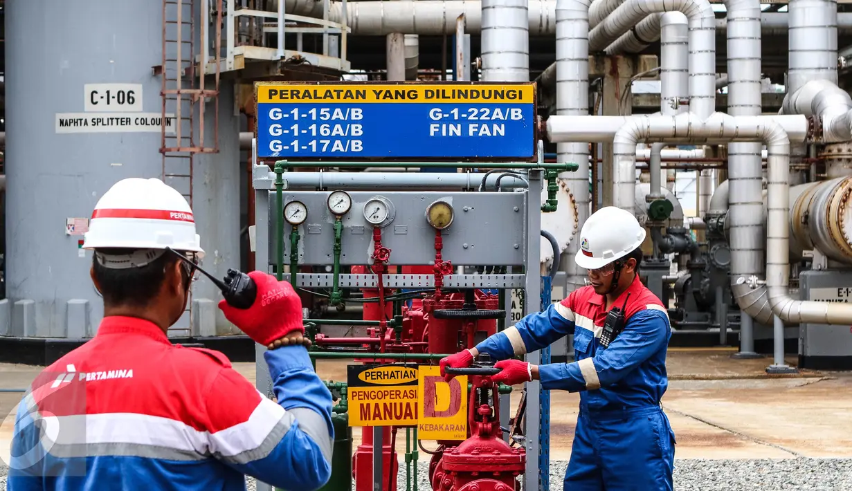 Petugas lapangan memantau Area Crude Distilation Unit (CDU IV) di kawasan kilang RU V Balikpapan, Kalimantan, Kamis (14/05). Kapasitas RU V sebesar 260 MBSD dihasilkan dari Balikpapan 1 dan 2. (Liputan6.com/Fery Pradolo)