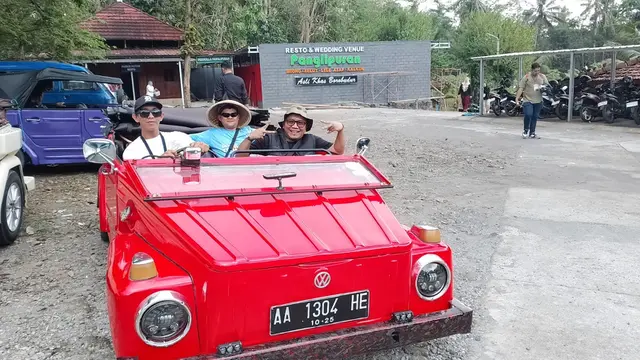 Beberapa pengunjung berfoto di atas mobil klasik Volkswagen (VW) safari tahun 1976 dengan atap terbuka, saat menikmati jalan-jalan di kota Sejuta Bunga, Magelang, Jawa Tengah. (Liputan6.com/Jayadi Supriadin)