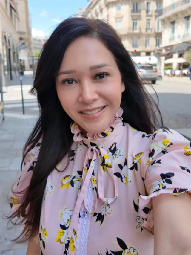 6 Gaya Blouse ala Maia Estianty, Inspirasi Tampil Stylish Jelang Usia 50 Tahun