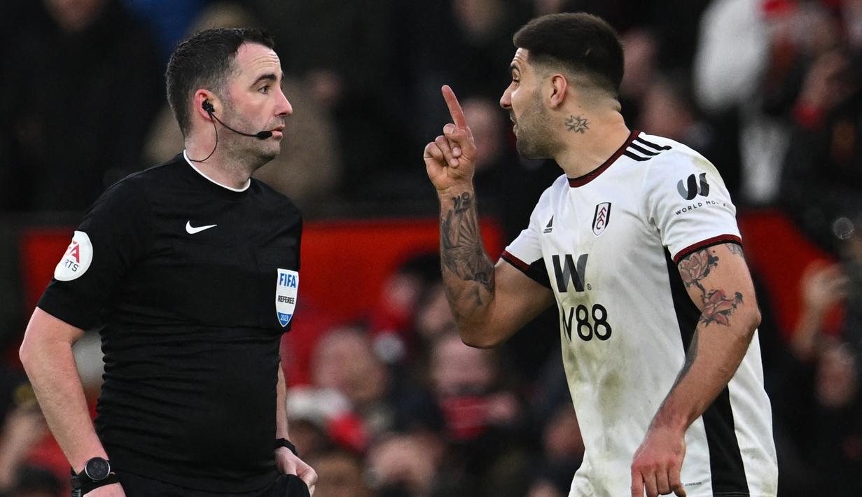 FA kemudian memberikan tambahan sanksi pada striker asal Serbia tersebut. Ia diberi tambahan sanksi larangan bermain sebanyak tiga kali karena aksinya dianggap kasar. Mitrovic juga disanksi larangan bermain dua kali karena dianggap melontarkan kata-kata bernada tidak pantas, menghina, dan mengancam pada sang wasit. (AFP/Paul Ellis)