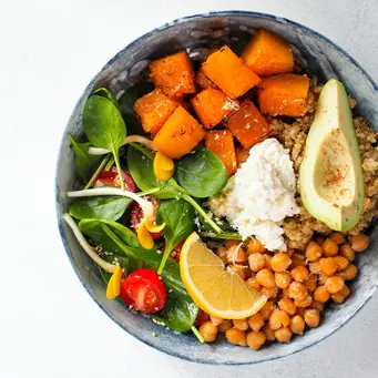 Salad millet yang lezat ini kaya akan serat dan protein nabati, menjadikannya salad biji-bijian bebas gluten yang sehat. [Dok/Pexels.com/Abdurahman Yarichev].