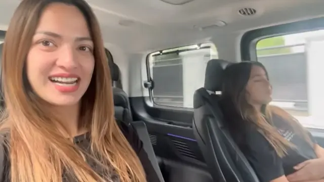 Nia Ramadhani mengantak Mikhayla ke Rumah Sakit. (Foto: YouTube/GRA KALA DIPAKA)