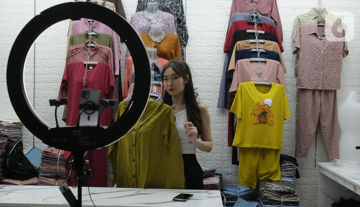 MTC juga mendukung untuk penjualan live streaming dan foto produk yang dijadikan katalog dengan model yang disediakan oleh pihak pengelola yang akan dipasarkan melalui account MTC atau Moiz Trade Center dan account online shop milik sendiri. (merdeka.com/Imam Buhori)