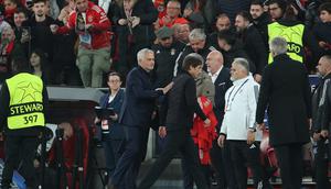 Pelatih Benfica, Jose Mourinho (kiri), dan pelatih Napoli, Antonio Conte, bereaksi di akhir pertandingan fase grup Liga Champions matchday di Estadio da Luz, Lisbon, Kamis (11/12/2025) dini hari WIB. (AFP/Patricia De Melo Moreira)